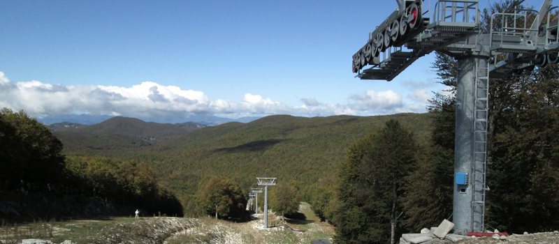 Un pilone della nuova sciovia e la valle