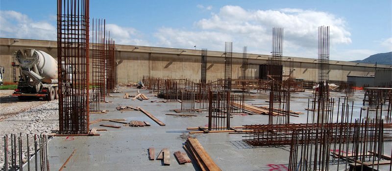 Cantiere del nuovo padiglione: platea di fondazione con i ferri d'armatura dei pilastri